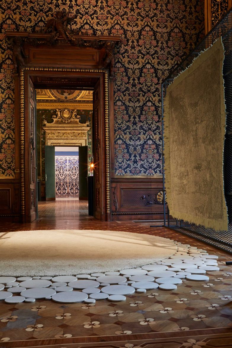 Der Palast wurde zwischen 1873 und 1876 auf Wunsch des Grafen Fransesco Turati, eines angesehenen Händlers in der Baumwollindustrie, erbaut und bot eine perfekte Kullisse für niederländisches Textildesign.
