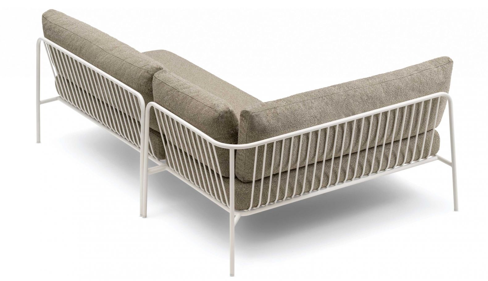CMP Design greift mit der Kollektion «Nolita» die ersten Metallgartenstühle auf, die 1963 von Mario Pedrali entworfen wurden und transferiert diese in ein Outdoorsofa, das sich ebenfalls für Wohn- und Loungebereiche eignet. Pedrali.