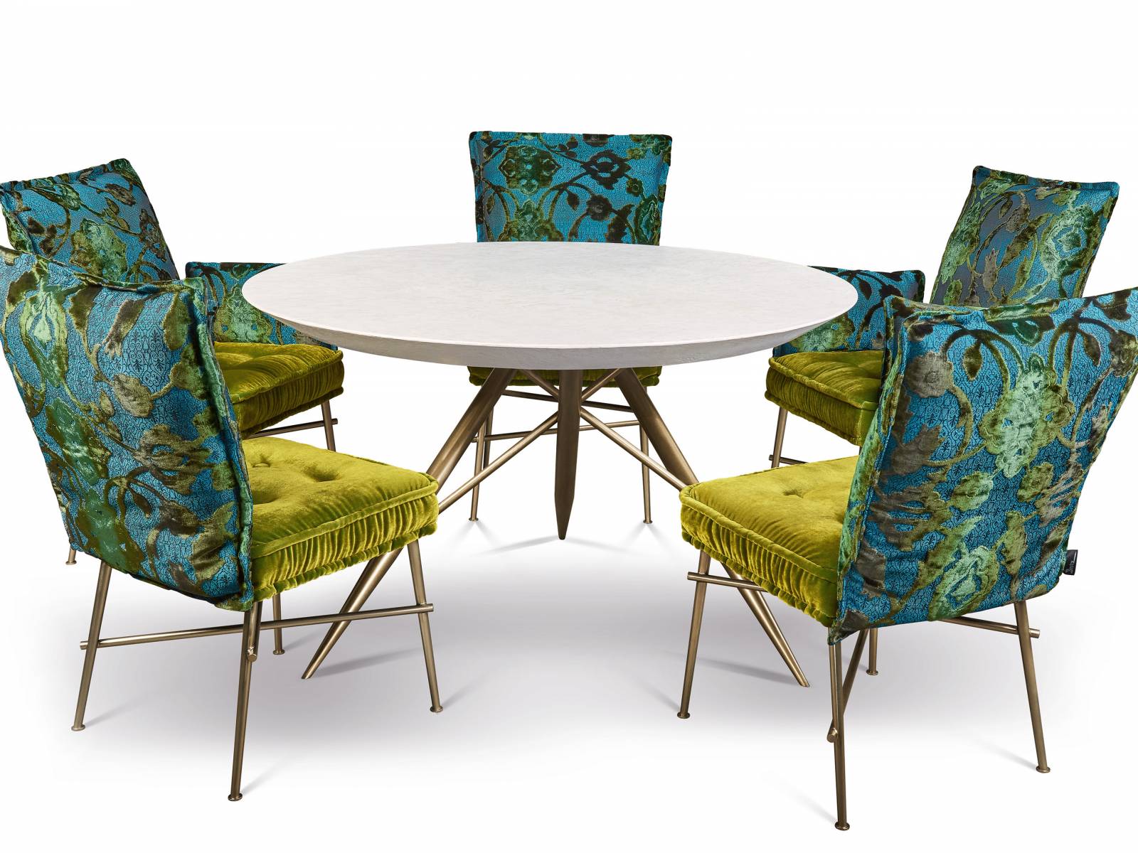 Einen glanzvollen Rahmen für Familien- und Geschäftstreffen bietet die Dining-Kollektion Ohlinda. Sie wurde um charaktervolle Stühle von sesselartigem Komfort mit Stahlbeinen in glänzendem Gold-/Polychrom-Finish ergänzt. Bretz.