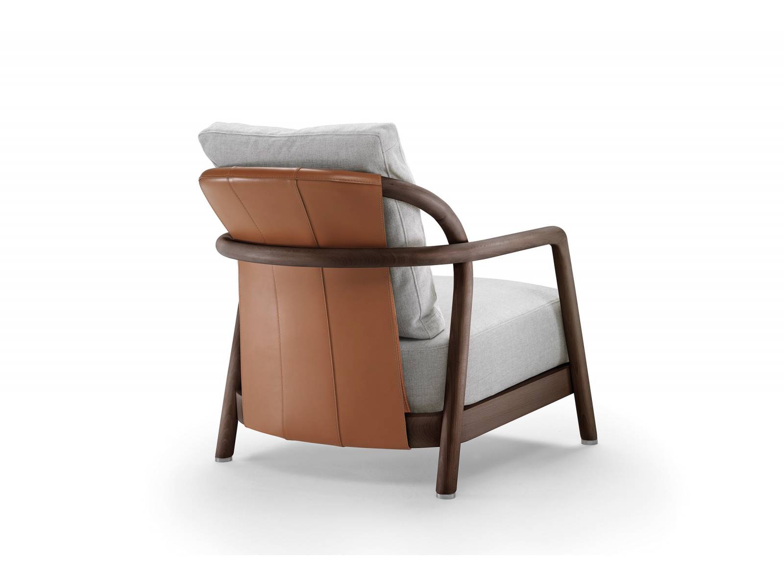 Von vorne wie von hinten schön: Besonderer Blickfang von Sessel «Alison» ist sein Rückenteil aus Leder. Der Entwurf von Designer Carlo Colombo zeigt sich vom klassischen Möbeldesign der Skandinavier inspiriert. Flexform.