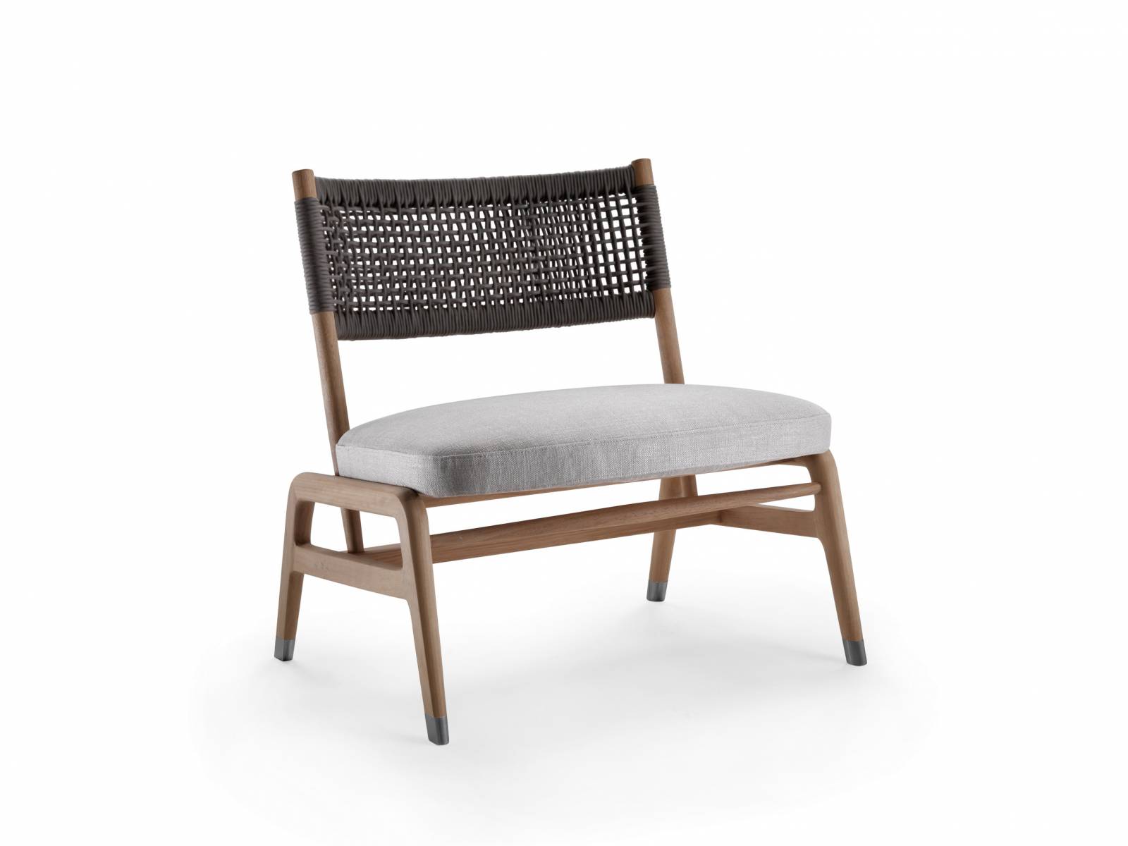 «Ortigia» fällt durch sein aussergewöhnlich Holzgestell aus Nussbaum oder Esche auf. Der gepolsterte Sitz ist mit Stoff oder Leder bezogen, während ein handgearbeitetes Ledergeflecht die Rückenlehne bildet. Flexform.
