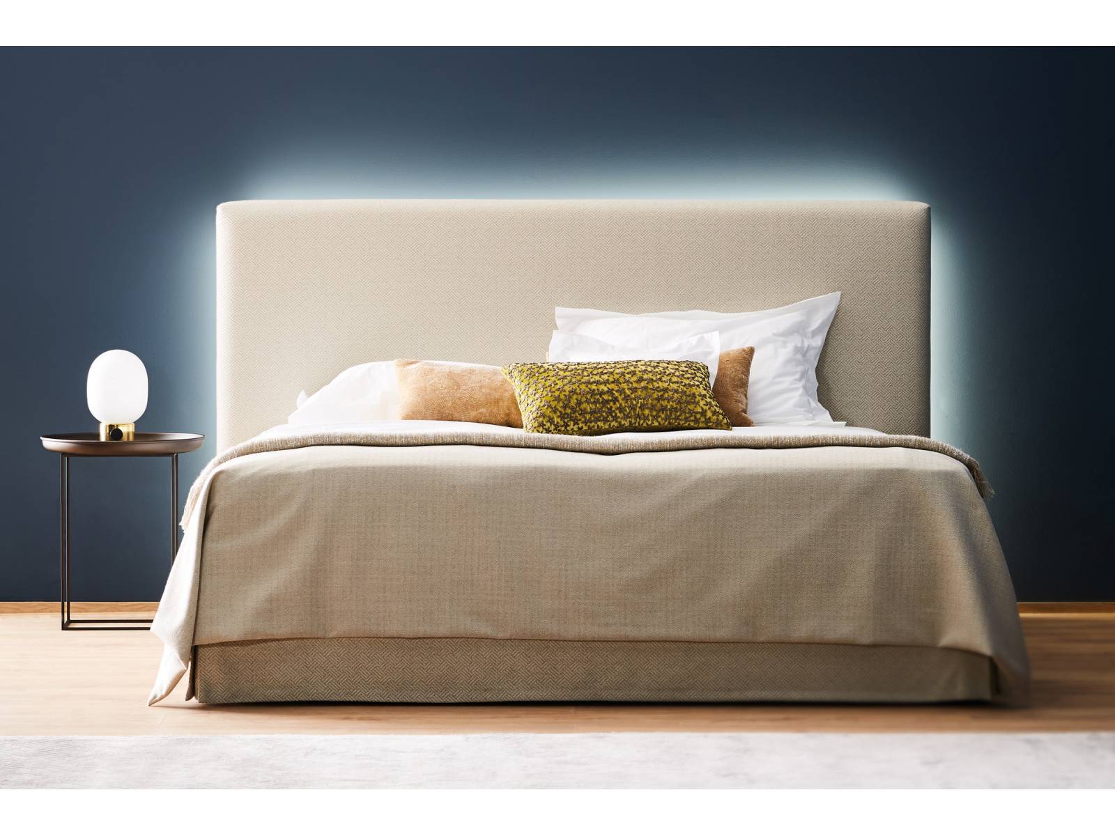 Der deutsche Bettenhersteller überraschte mit stimmungsvollem Licht hinter dem Kopfteil des Bettes «Daylight». Via App gesteuert, sorgt es jederzeit für die optimale Beleuchtung im Schlafzimmer. Schramm.