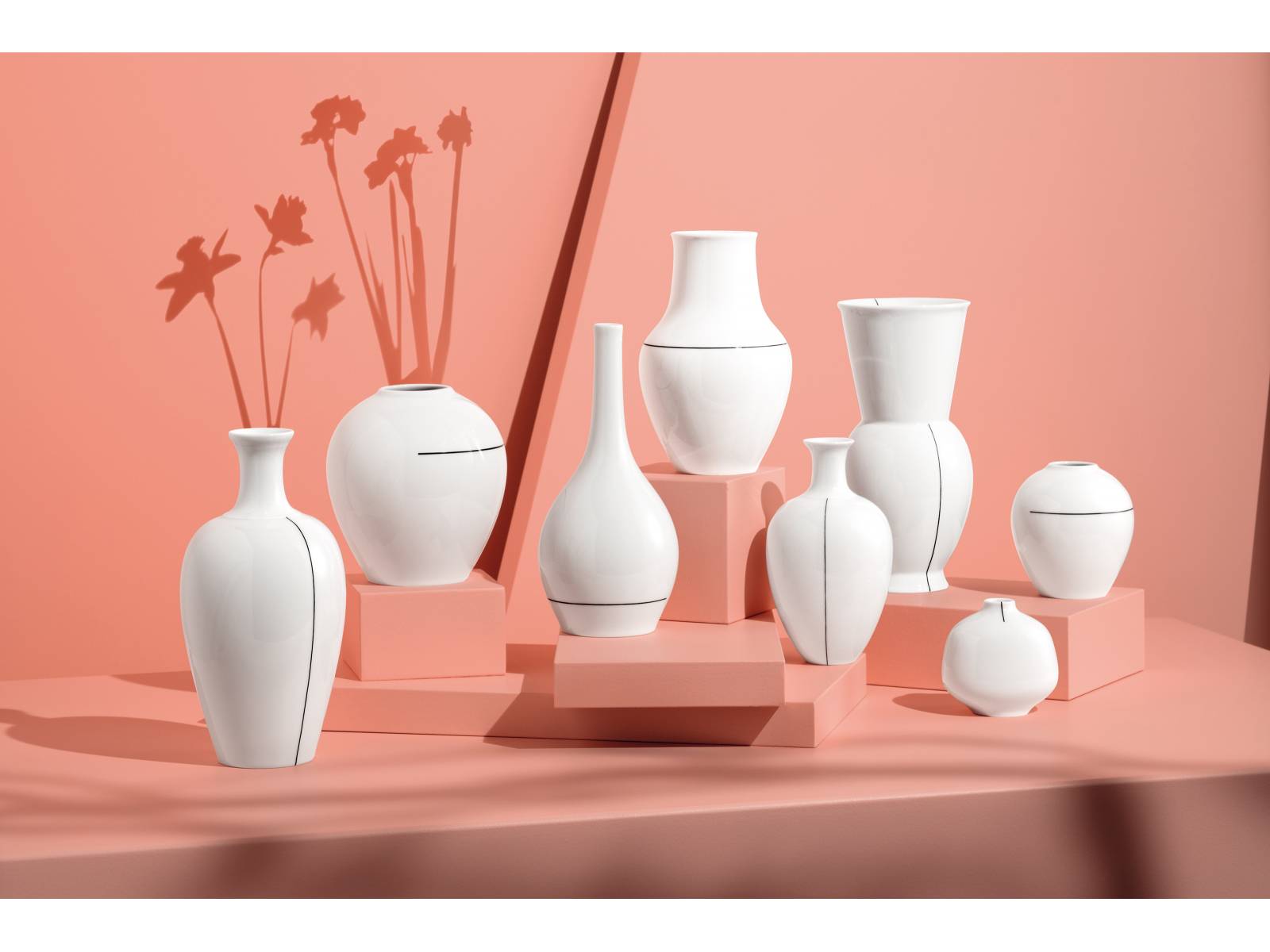 Der feine, schwarze Pinselstrich, der vertikal oder horizontal aufgebracht wird, macht aus den unterschiedlichen Vasen-Formen eine stimmige Gruppe. Minimum Edition. KPM.