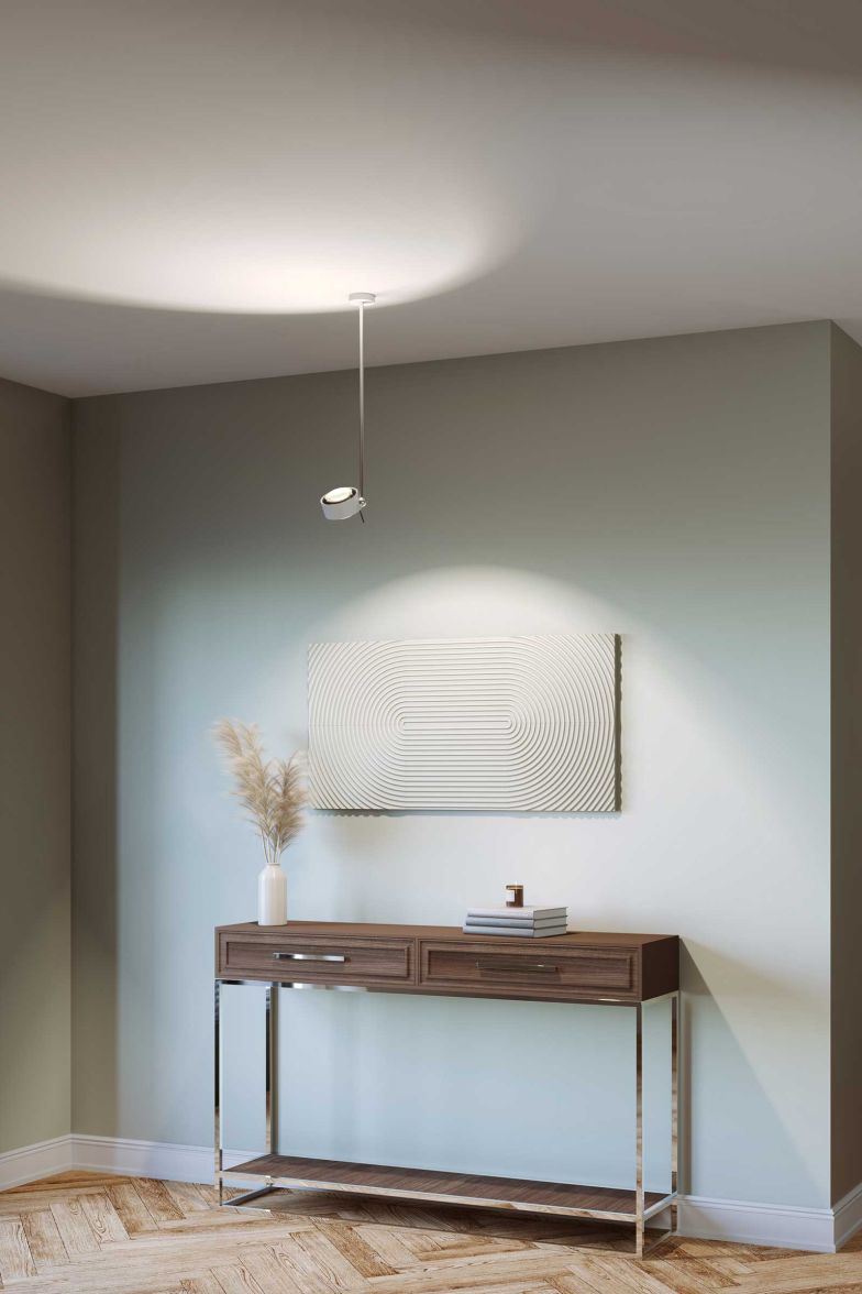 Mit verbesserter Linsen- und Reflektortechnik und einem ­benutzerfreundlichen Plug-and-Play-Mechanismus setzen die neuen «Puk! Pro»-Leuchten mit ihrem minimalistischen, runden Design hohe Standards. Die Kollektion umfasst unterschiedliche Ausführungen wie die hier gezeigte Deckenleuchte «120 Side I»...