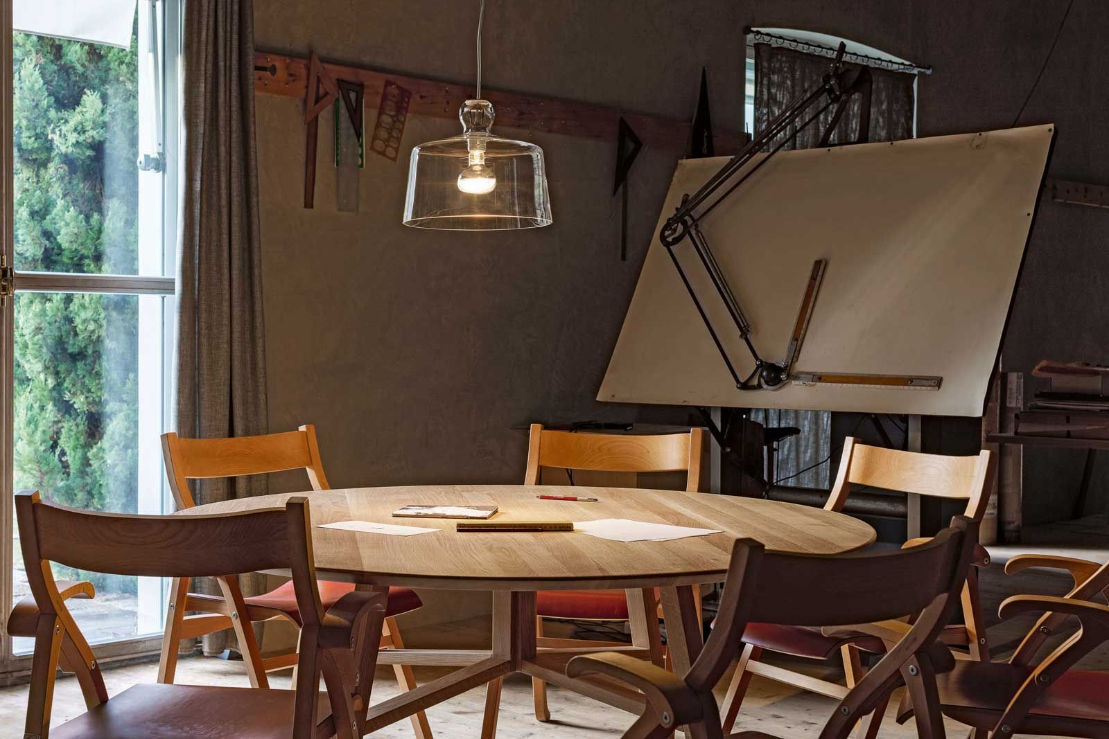 Michele De Lucchi, einer der vielseitigsten Gestalter seiner ­Generation, gründete 1990 zusammen mit Sibylle Kicherer das Unternehmen «Produzione Privata». Die daraus entstandene beachtliche ­Designsammlung wird heute von Sohn Pico weitergeführt – Arteluce zeigt sie exklusiv in der Schweiz. Im Bild: Leuchte «Acquatinta XL». Foto Giulio Boem.