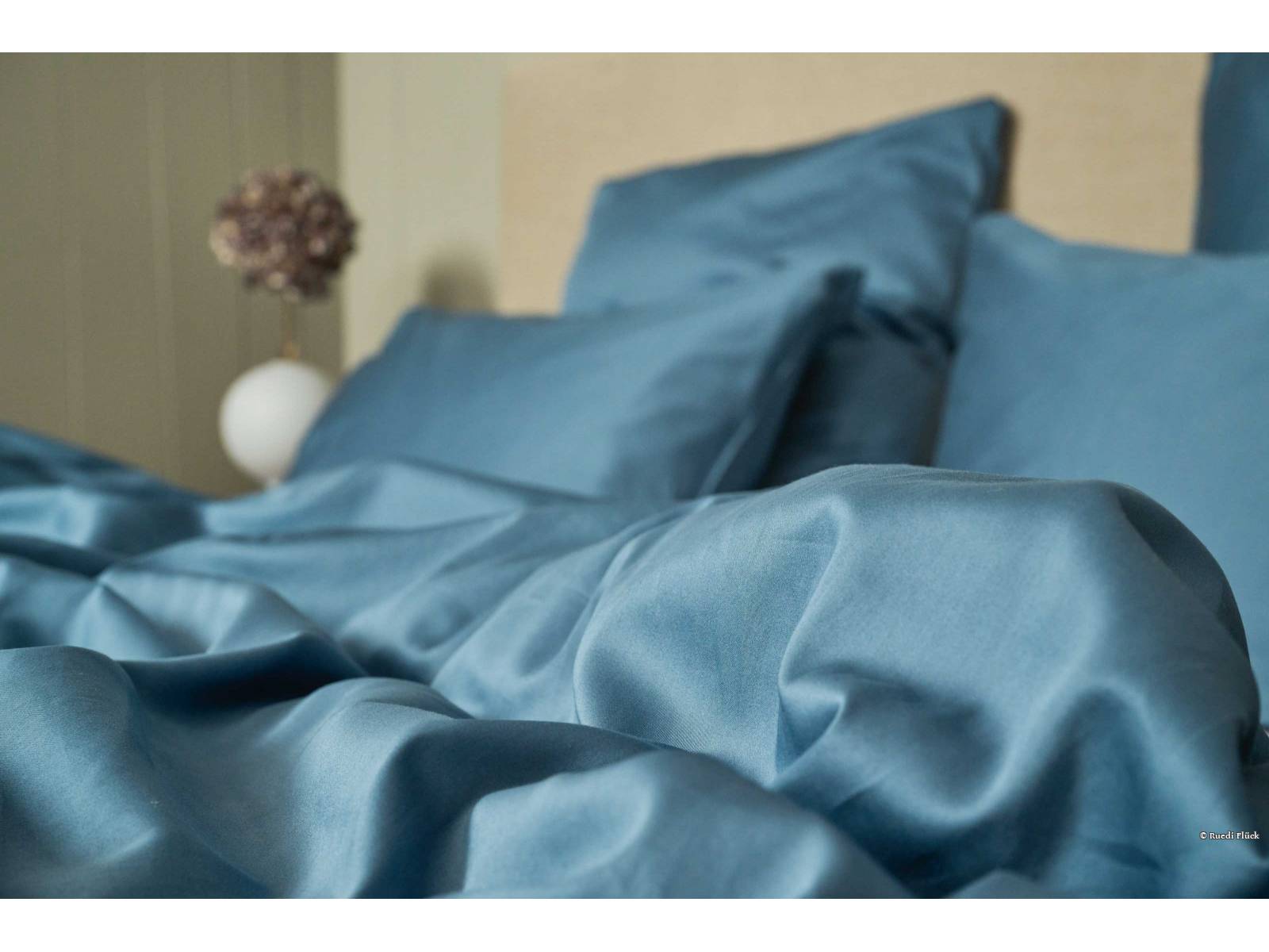 Ob man mit «Braga» in Dusty Blue ein Leben lang das Bett teilen möchte, ist schnell entschieden, denn die nachhaltige und faire Herstellung aus Bio-Baumwolle, die angenehme Haptik und das klassische Design sprechen für sich. JOURNEY LIVING.