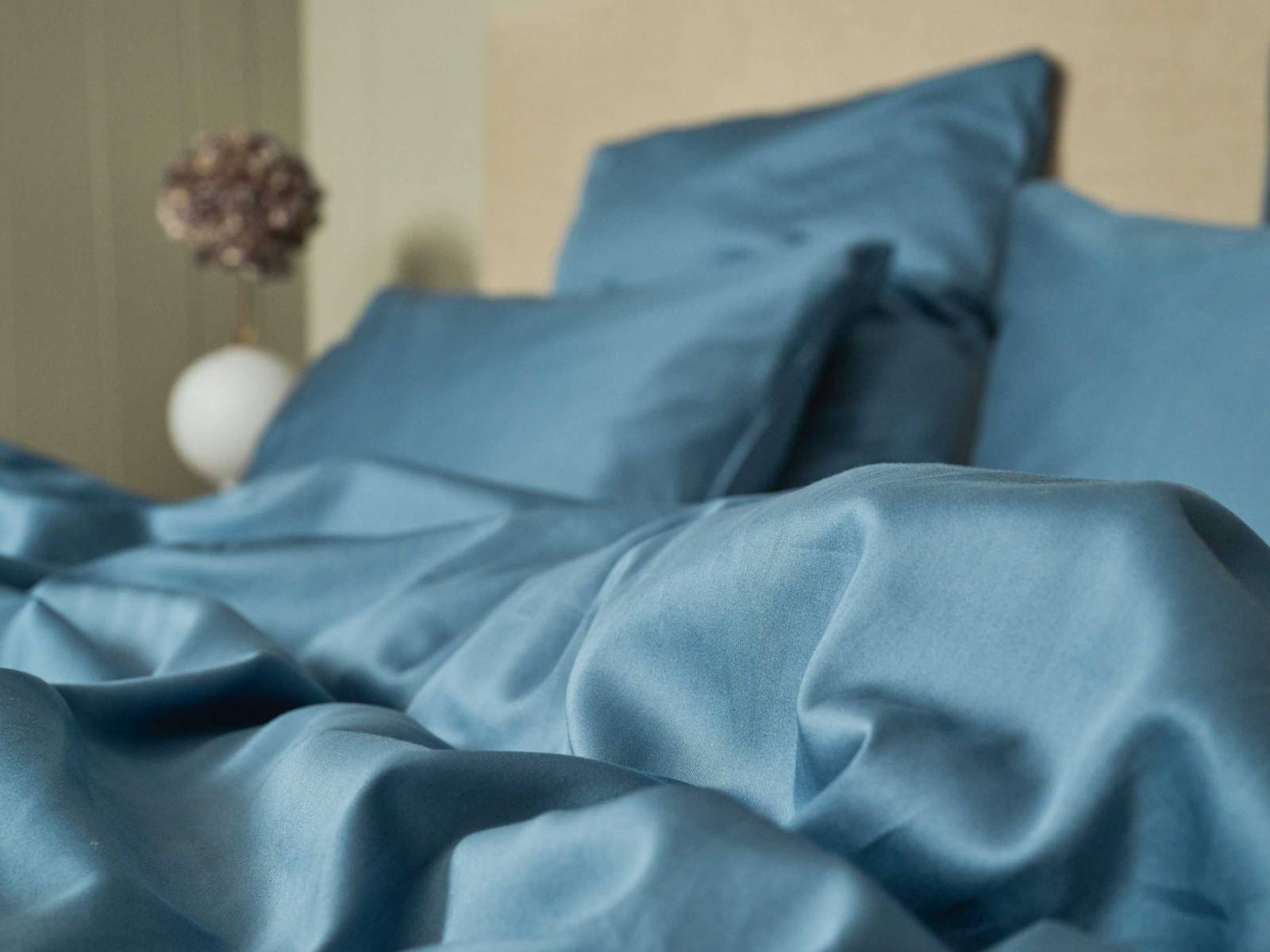 Ob man mit «Braga» in Dusty Blue ein Leben lang das Bett teilen möchte, ist schnell entschieden, denn die nachhaltige und faire Herstellung aus Bio-Baumwolle, die angenehme Haptik und das klassische Design sprechen für sich. JOURNEY LIVING.
