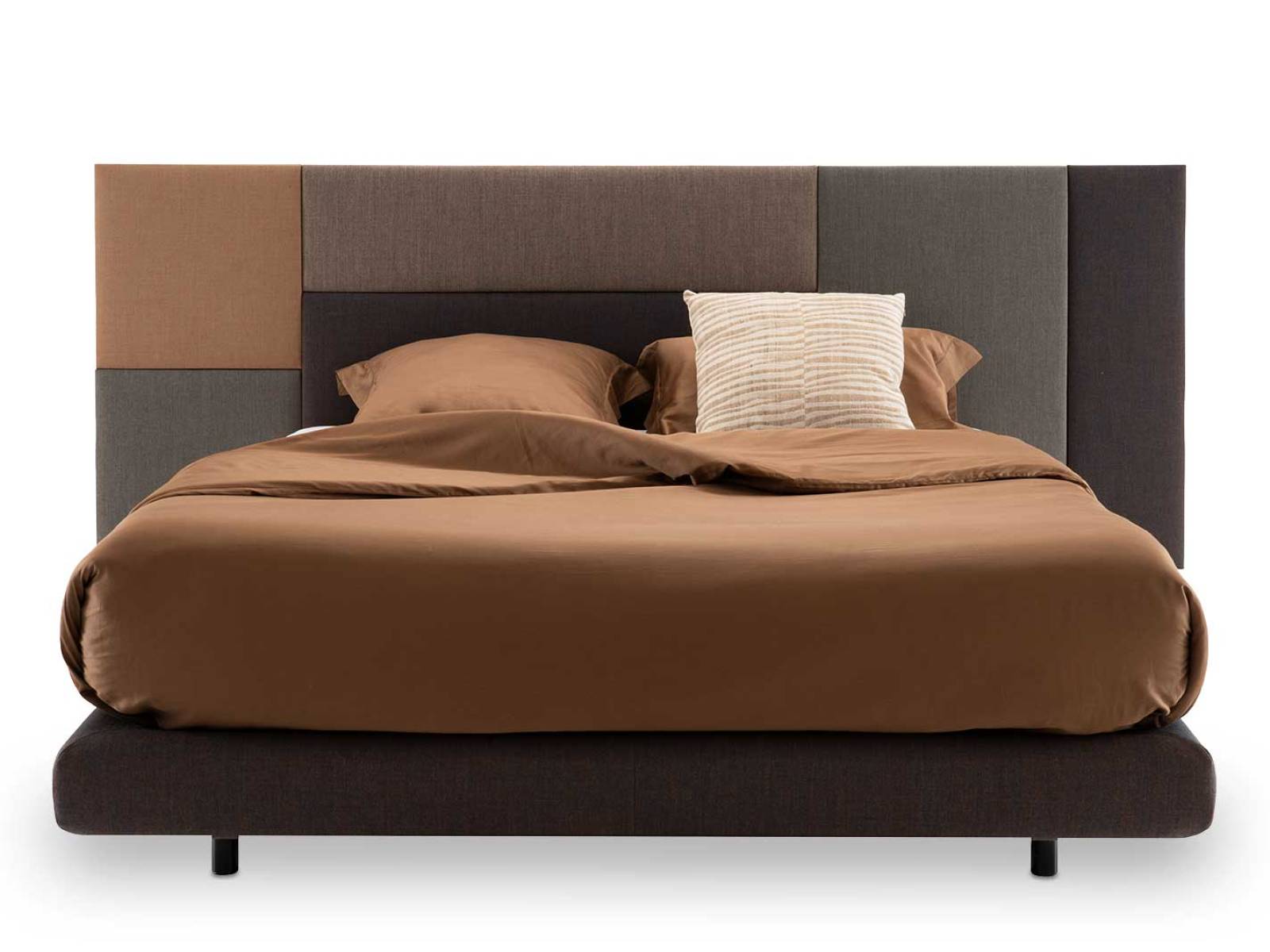 Beim Bett «Abandon» setzt sich das Kopfteil aus gepolsterten Paneelen zusammen, die wie ein Patchwork asymmetrisch nebeneinandersitzen. Marie C Dorner liess sich dabei von der Idee eines Kokons leiten, der Geräusche schluckt und Geborgenheit schenkt. Das Kopfteil gibt es überstehend oder passgenau, den Bezug in mehrfarbigen oder unifarbenen Stoffvarianten. LIGNE ROSET.