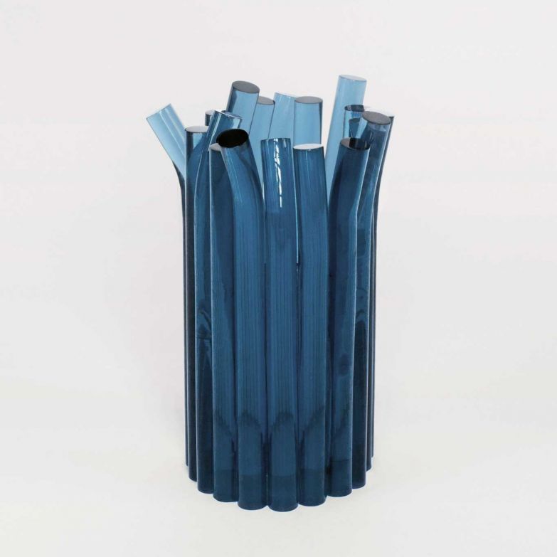 Paola Sabourin und Zoé Costes haben nach ihrem Studium an der Design Academy Eindhoven ein eigenes Studio in Paris gegründet, in dem sie unkonventionelle Objekte wie die Vase «Boudins» fertigen – aus ebenso unkonventionellen Materialien wie Kunstharz. SABOURINCOSTES.COM