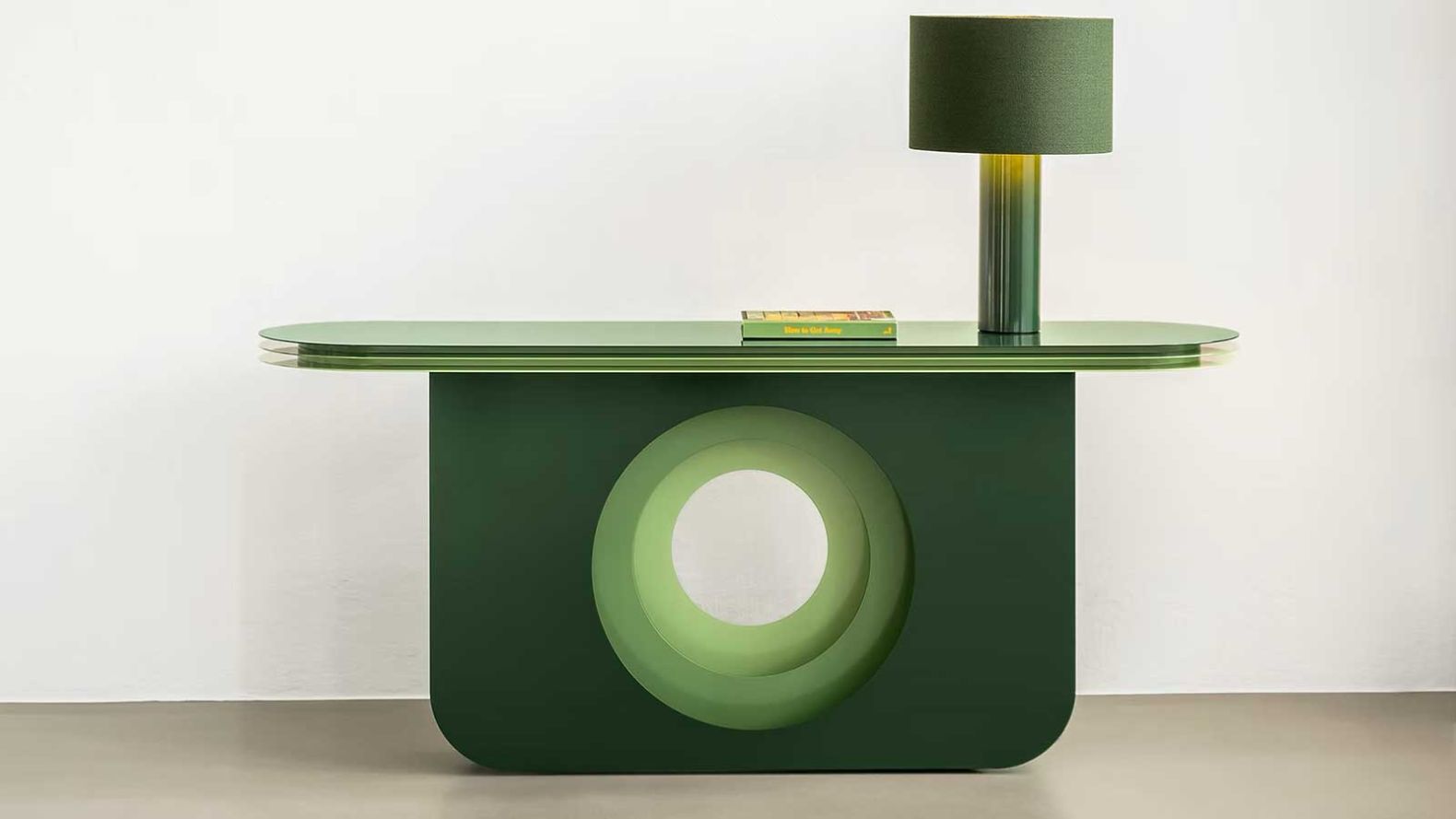 Das Sideboard «My Ami» empfängt mit farbstarker Geometrie und klarer Haltung. victorfoxtrot.de