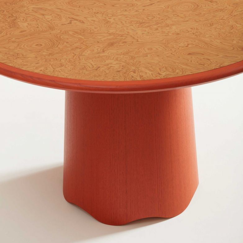 Am neuen, runden Tisch aus der gleichnamigen Kollektion «Corolla» mit der warmen Korkoberfläche lässt es sich gut sitzen. Es gibt ihn auch in zwei zusätzlichen Grössen als Beistelltisch. Herausragendes Detail der Linie ist die ikonische Wellenlinie am Fusse der konischen Tischsäule. Billiani.
