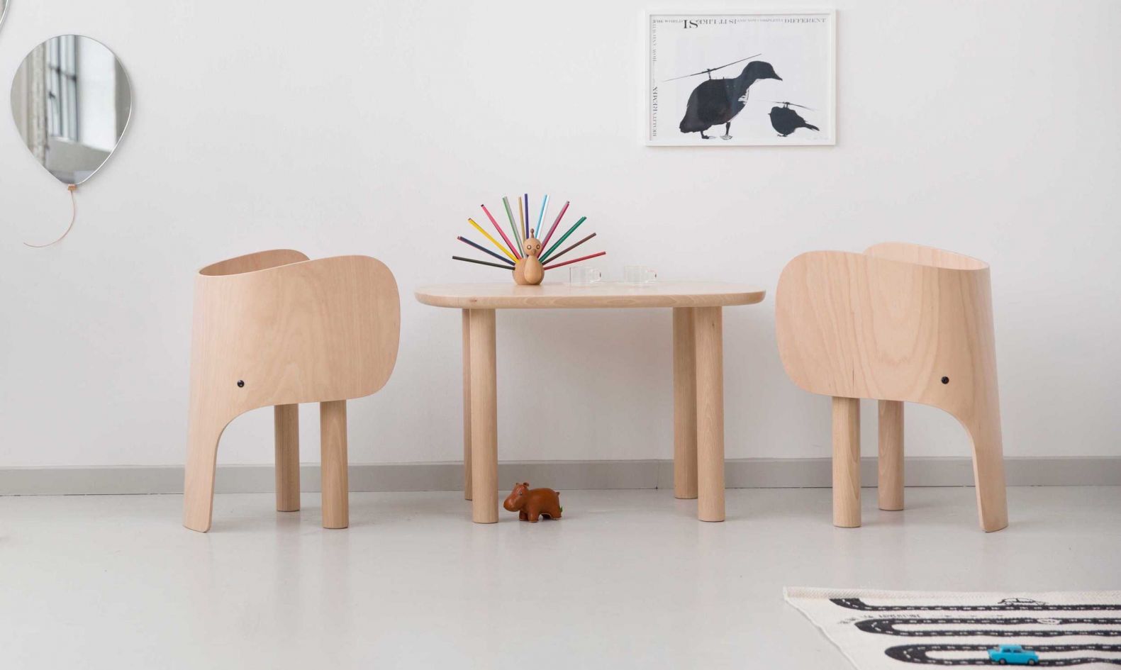 Ein schöner Rücken kann auch entzücken: Beim «Elephant Chair» des Designers Marc Venot ist das jedenfalls so. Der Kinderstuhl ist aus massivem, europäischem Buchenholz gefertigt. Zum Schutz wurde dieser zum Schluss mit einem matten Lack versehen. Passend dazu gibt es den Tisch «Elephant Table». WWW.EO.DK