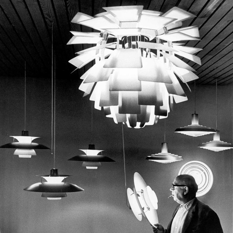 Poul Henningsen blickt in die «PH5» und demonstriert, wie selbstverständlich sein System das Licht bändigt, ohne zu blenden. Foto Louis Poulsen.
