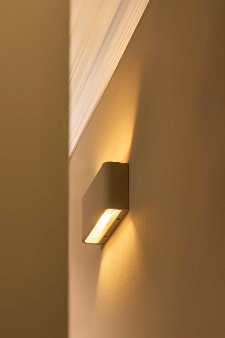 Die «Camden»-Kollektion aus lackierbarem Gips kann in der Wandfarbe gestrichen werden und fügt sich so nahtlos in die Fläche ein. Bisher als Einzelleuchten erhältlich, gibt es »Camden» nun auch in der Dual-Wandleuchten-Variante, die ihr Licht sanft nach oben und unten verteilt und dem Raum blendfreie Lichtakzente beschert. corston.eu