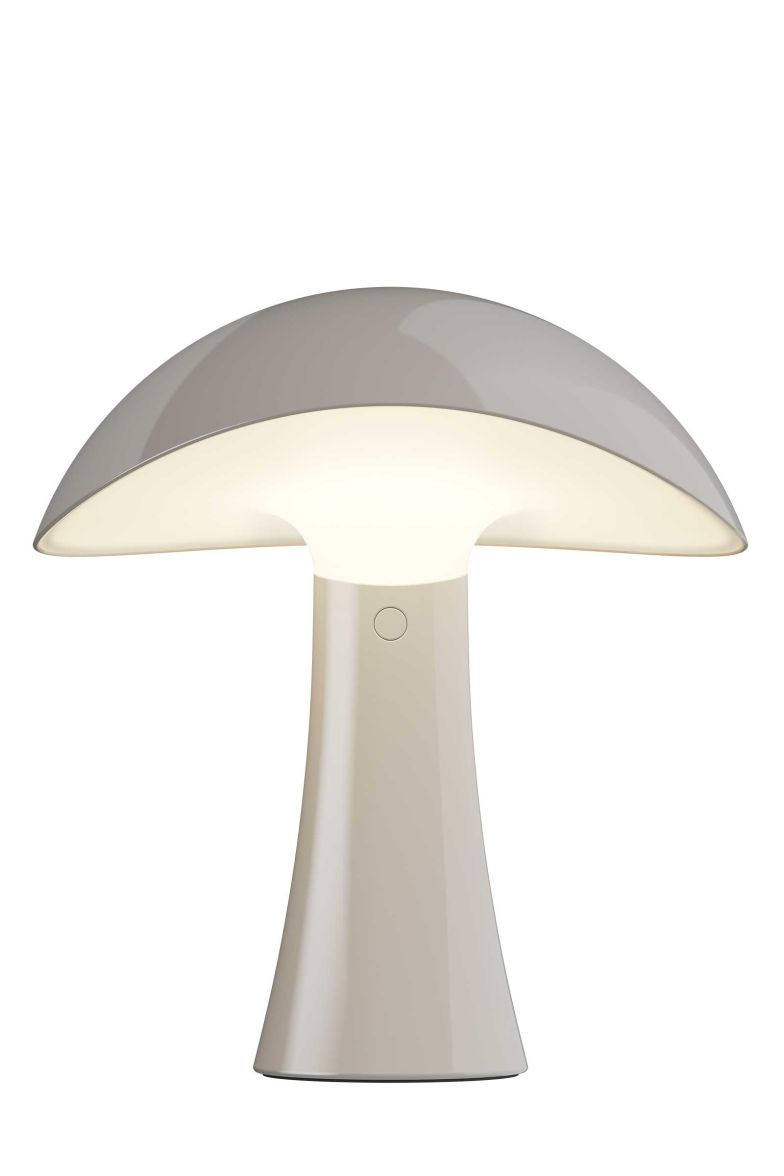 Wie ein überdimensionaler Hut thront der Schirm auf «Rumee», der tragbaren Leuchte des Designers Gabriel Tan. In ihrer skulpturalen, asymmetrischen Form balanciert sie maskuline und feminine Aspekte aus und zeigt so ihre Vielseitigkeit, blendfreies Licht in unterschiedlichen Qualitäten zu spenden. Erhältlich in Midnight Blue, Weiss und Grau. louispoulsen.com