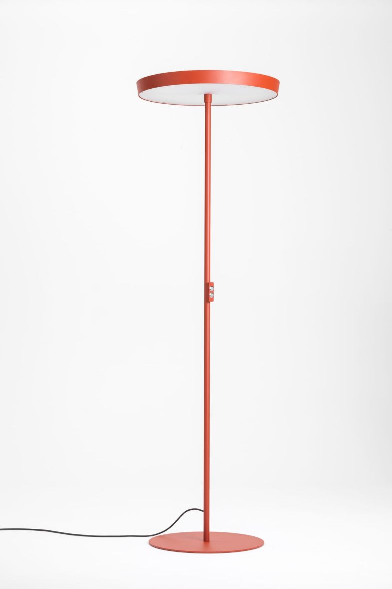 Die «Camden»-Kollektion aus lackierbarem Gips kann in der Wandfarbe gestrichen werden und fügt sich so nahtlos in die Fläche ein. Bisher als Einzelleuchten erhältlich, gibt es »Camden» nun auch in der Dual-Wandleuchten-Variante, die ihr Licht sanft nach oben und unten verteilt und dem Raum blendfreie Lichtakzente beschert. corston.eu