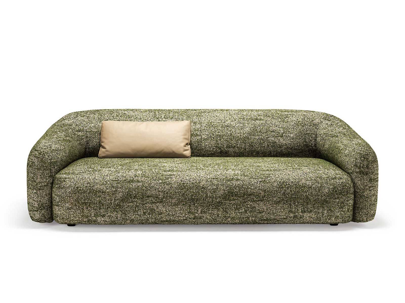 Maurizio Manzoni zeichnete mit «Baldwin» ein Sofa mit weich fliessenden Volumen und klarer Kontur. Die Rückenlehne legt sich wie ein Mantel über die Sitzfläche, läuft direkt in die Armlehnen aus und ist – je nach Ausführung – komplett in Stoff oder als Kombination mit softem Leder gepolstert. CATTELAN ITALIA.