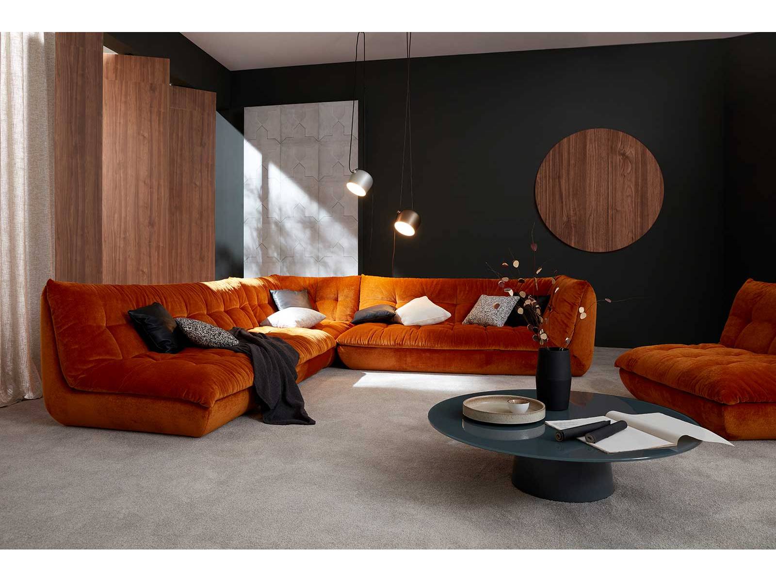 In Stoff gefasste Weichheit: Die Polster von «Soulmate» erinnern an sorgfältig drapierte Daunendecken; der Retro-Touch der Siebziger trifft auf Gelassenheit und Komfort. Die Stoffe von JAB Anstoetz geben dem Entwurf seine subtile Sinnlichkeit. BW BIELEFELDER WERKSTÄTTEN.