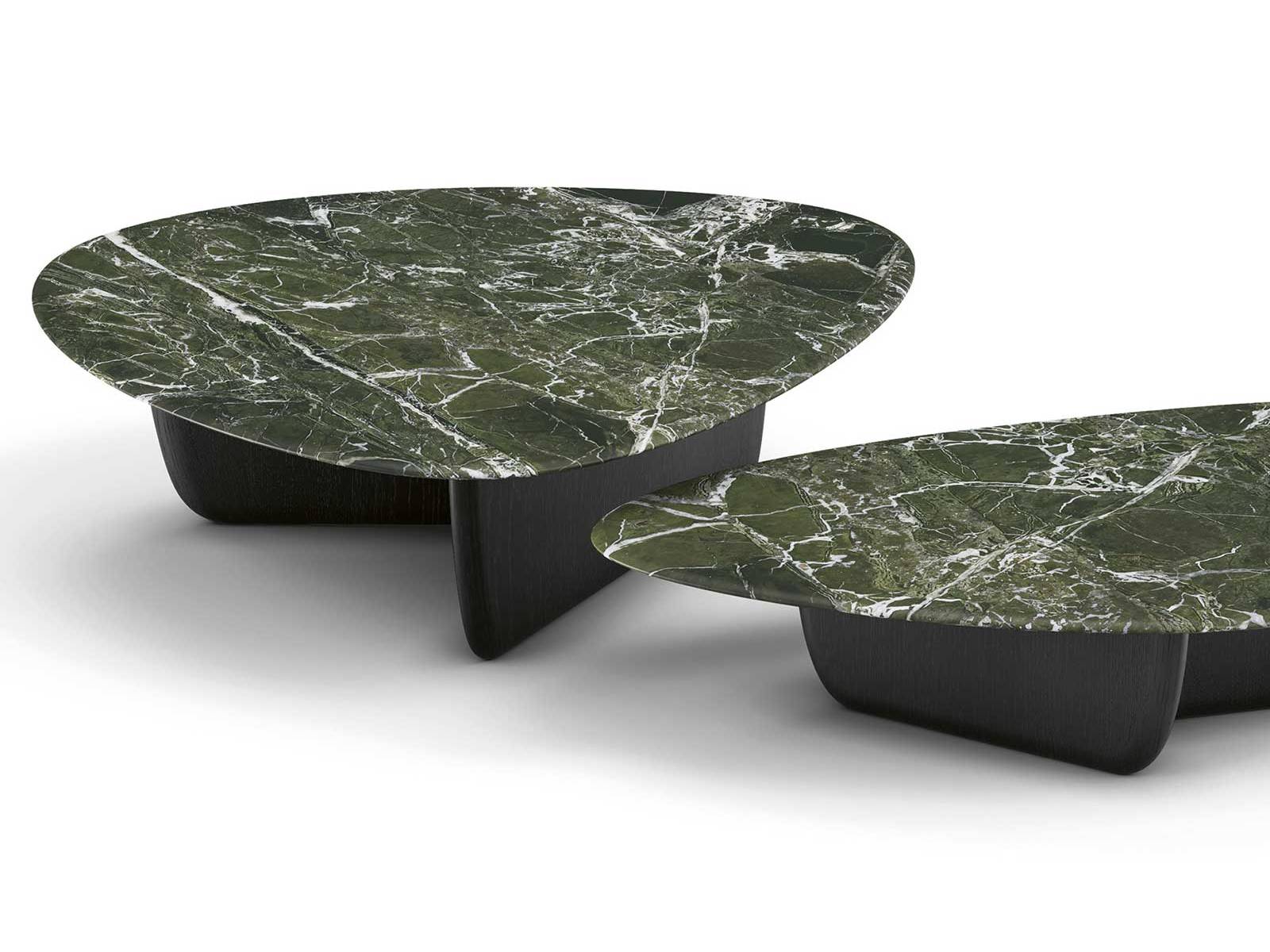 Der Beistelltisch «Lotus» von Gino Carollo besteht aus dunkelgrünem Serpentinit, dessen Calcitadern von uralten Spannungen in der Erdkruste zeugen und dem Stein eine besondere Tiefe verleihen. DRAENERT.