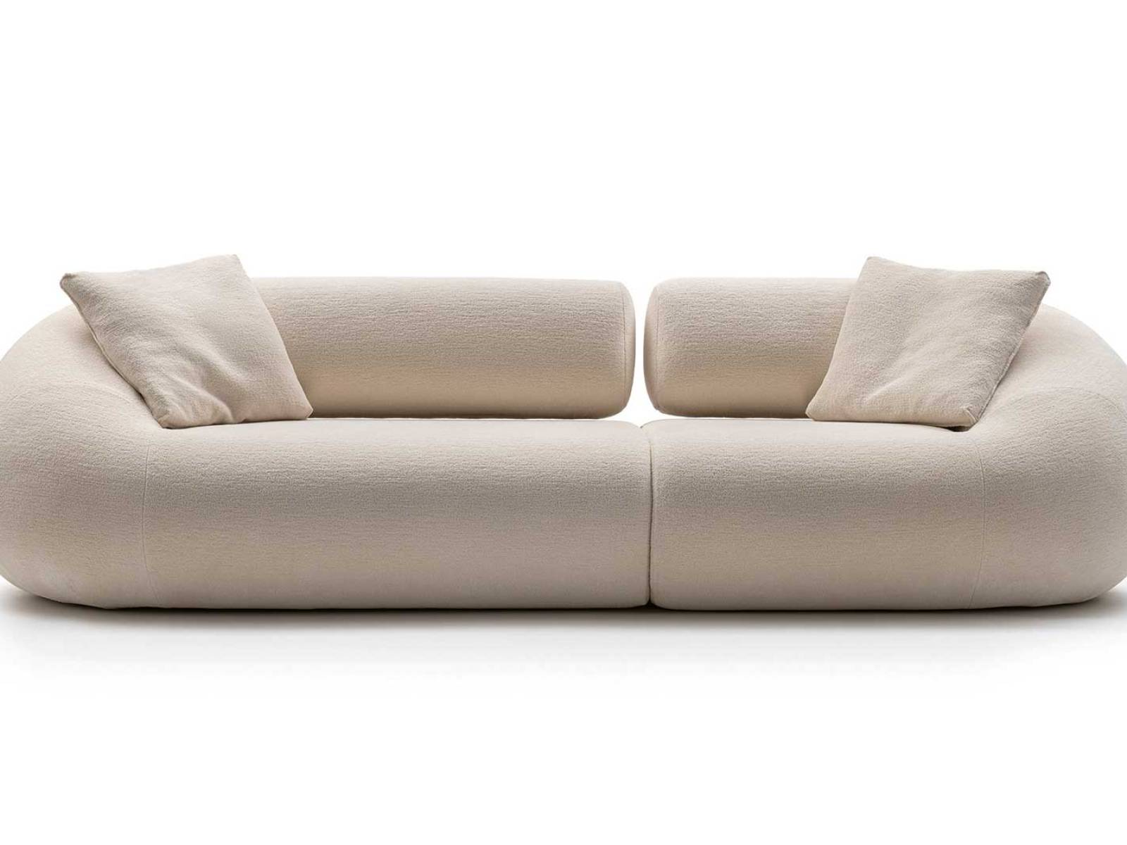 Klare und weiche Volumina prägen das Sofa «Evolis Next». Massimo Castagna gestaltete ein Möbelstück, das durch eine Konstruktion aus Metall und Holz getragen wird. Die Polster wirken grosszügig, bleiben dabei aber fein proportioniert. GALLOTTI&RADICE.