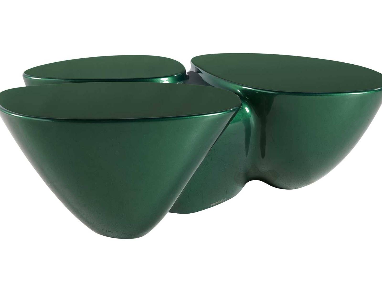 Sasha Lalic formt mit «Dalia» einen Tisch wie aus einem Guss. Drei sanft gerundete Volumen sind rhythmisch nebeneinandergesetzt – smaragdgrün und von fast skulpturaler Ruhe. ROCHE BOBOIS.