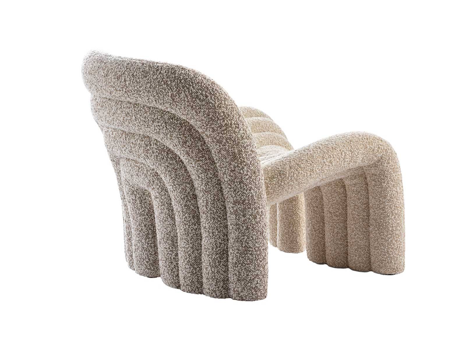 «Sen» fängt den Moment ein, in dem Form zu Bewegung wird. Der Loungesessel von Yabu Pushelberg hält Raum und Blick in sanfter Spannung. LEOLUX.