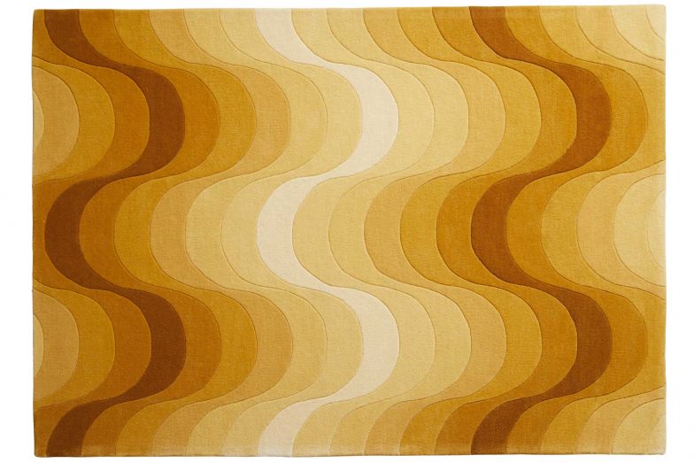 Woher die Inspiration für «Wave» stammt, sieht man auf den ersten Blick. Dabei erinnert das sanfte Muster des Teppichs in den gelb-braunen Retrotönen jedoch eher an Wellen aus feinem Wüstensand. Der Entwurf von Designikone Verner Panton wird aus 100% neuseeländischer Wolle handgewebt. VERPAN.COM