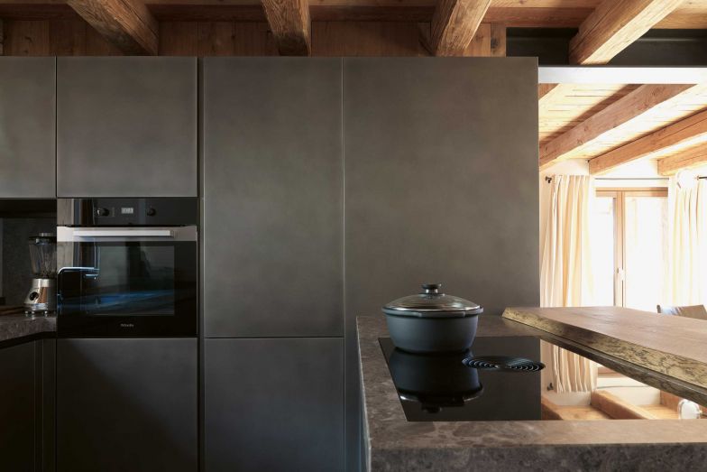 Gemein ist allen Häusern die Küche «VDD», die Vincent van Duysen 2016 für Dada entwarf.