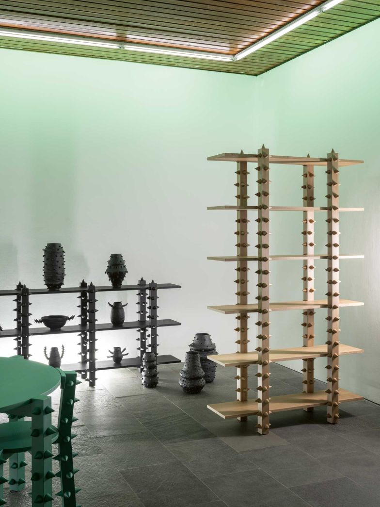 Stacheligschön: Inspiriert vom Ceiba-Baum übersetzt die Genfer Designerin Giona Bierens de Haan dessen stachelbewehrte Rinde in eine humorvolle ­Möbelkollektion. Die Oberflächen ­erinnern an Dornen, roh und präzise ­zugleich. Gefertigt im renommierten Atelier Bruno Longoni entsteht die «Ceiba»-Kollektion in kurzen Produk­tionsketten in Nord­italien. Keramik: «Sombra» von Ángeles Rodríguez. gionabierensdehaan.ch