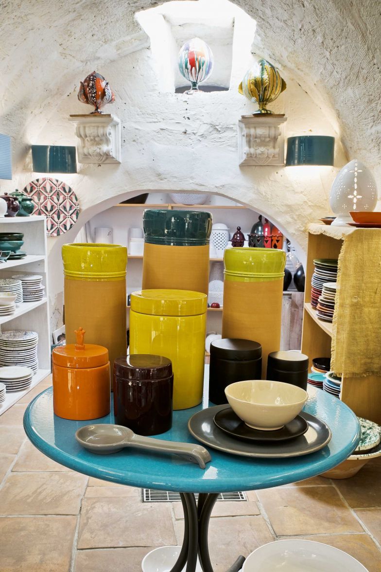 In Grottaglie, dem Zentrum der Keramikherstellung in Apulien, liegt die Werkstatt von Enza Fasano. Seit 1890, in vierter Generation, wird in dem ehemaligen Kloster Keramik hergestellt. Die Künstlerin fertigt farbenfrohe Gebrauchskeramik und moderne Designobjekte. Lohnt einen Umweg! Via Caravaggio 31, Grottaglie, enzafasano.it