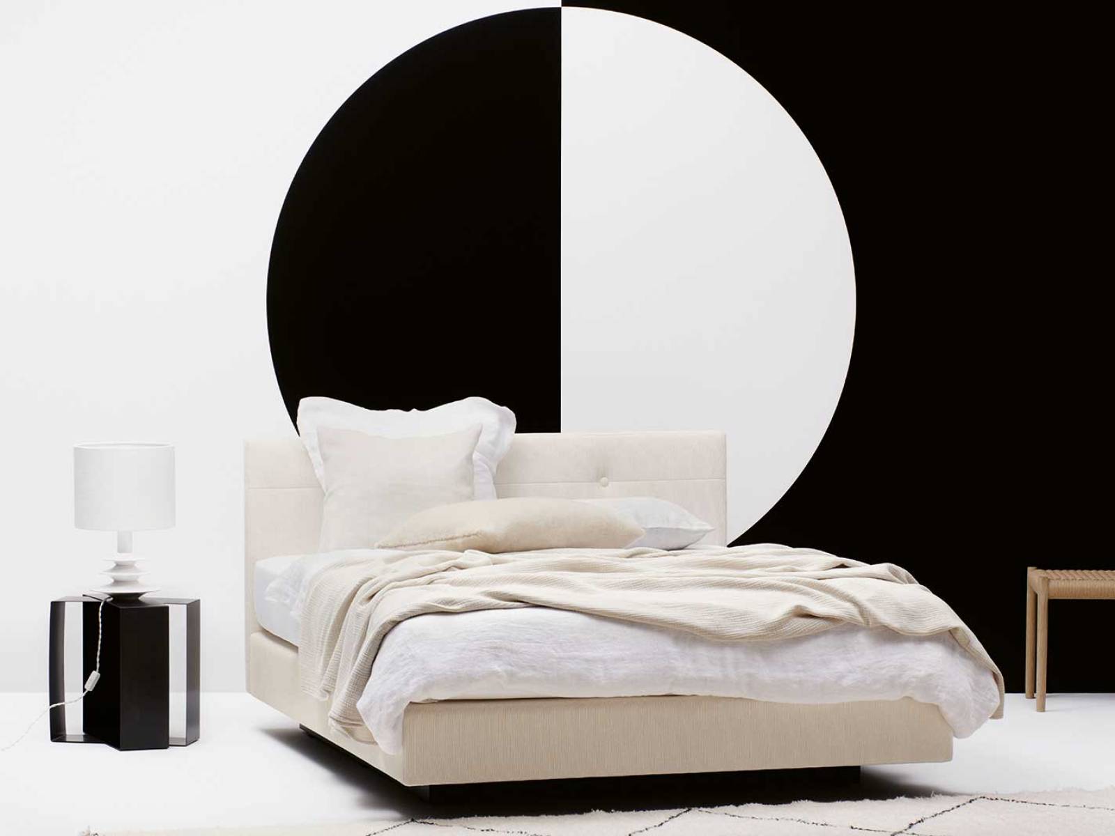 Leichte Proportionen und der Schwebefuss «Mule» lassen das Boxspringbett «Aurora» scheinbar über dem Boden schweben. Das Bett wirkt klar und zurückhaltend, seine Konturen definieren den Raum, ohne ihn zu beherrschen. Mit individuell wähl­baren Polsterstoffen und Füssen entsteht ein persönliches Möbelstück, das Ruhe und Komfort verspricht. RIPOSA.