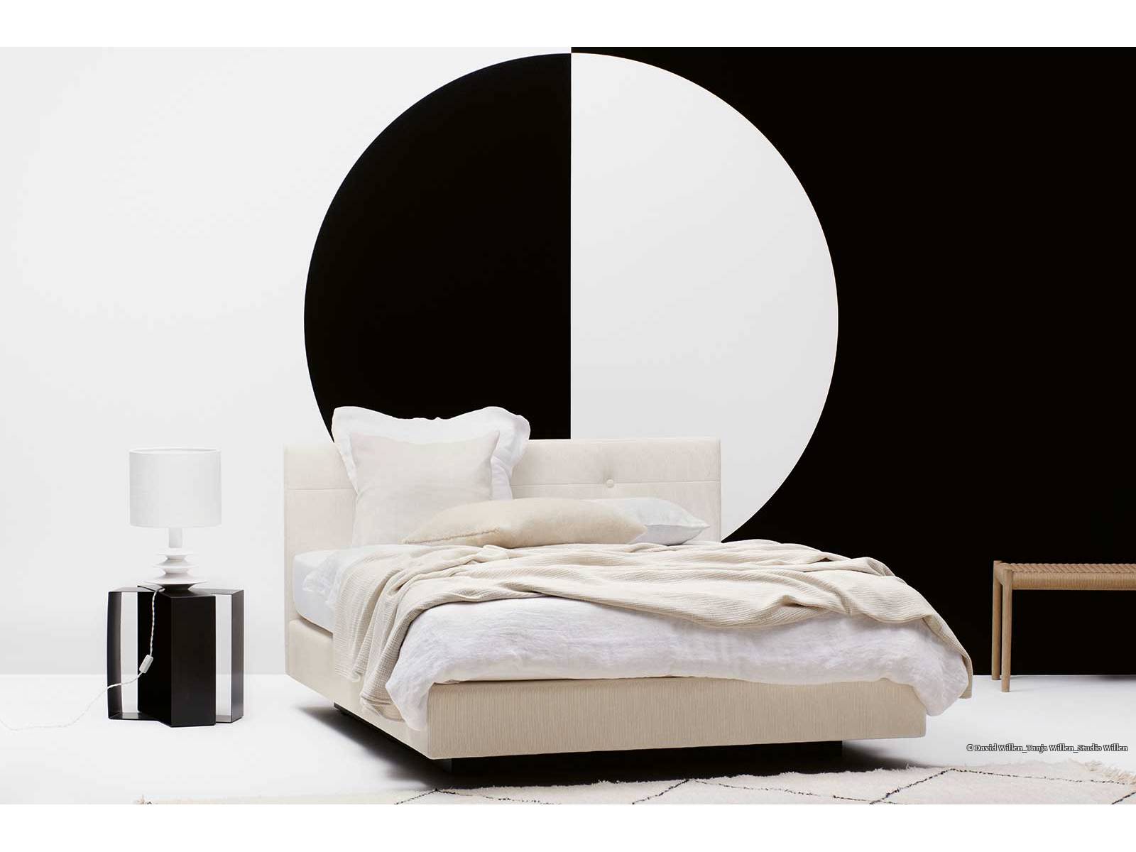 Leichte Proportionen und der Schwebefuss «Mule» lassen das Boxspringbett «Aurora» scheinbar über dem Boden schweben. Das Bett wirkt klar und zurückhaltend, seine Konturen definieren den Raum, ohne ihn zu beherrschen. Mit individuell wähl­baren Polsterstoffen und Füssen entsteht ein persönliches Möbelstück, das Ruhe und Komfort verspricht. RIPOSA.