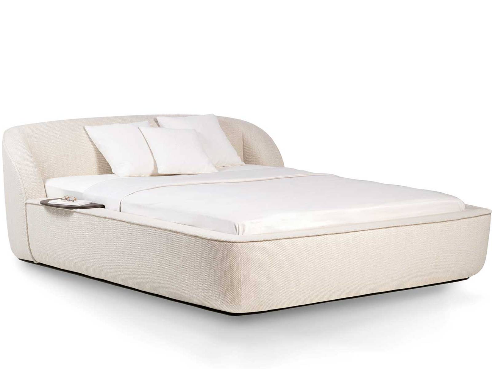 Federica Biasi liess sich von asiatischen Bao Buns inspirieren und entwarf das «Bun Bed» als weiches, einladendes Nest. Die fliessenden Übergänge der Bettbasis umfassen die Matratze sanft und schaffen Stabilität sowie ein Gefühl von Sicherheit. Mit gross­zügigen Proportionen und minimalistischer Form erscheint das Bett wie eine freistehende ­Insel im Raum. WITTMANN.