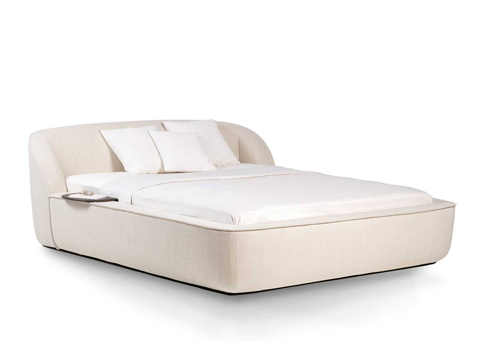 Federica Biasi liess sich von asiatischen Bao Buns inspirieren und entwarf das «Bun Bed» als weiches, einladendes Nest. Die fliessenden Übergänge der Bettbasis umfassen die Matratze sanft und schaffen Stabilität sowie ein Gefühl von Sicherheit. Mit gross­zügigen Proportionen und minimalistischer Form erscheint das Bett wie eine freistehende ­Insel im Raum. WITTMANN.