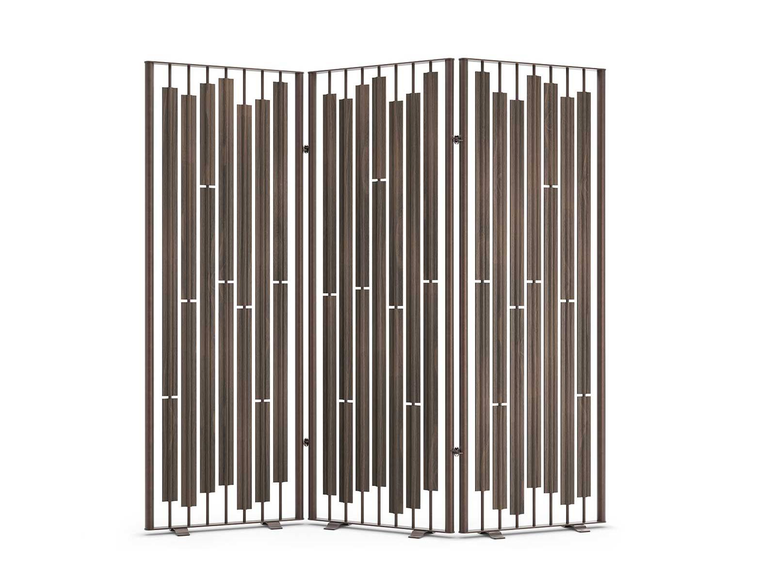 «Privé» ist ein filigraner Raumtrenner, der Durchlässigkeit und Abschirmung vereint. Die feine Metallstruktur rahmt modulare Holzelemente, durch die das Licht sanft strömt. Das dynamische Spiel von Schatten und Transparenz erzeugt subtile Zonierungen und lenkt den Blick, ohne ihn zu ­verschliessen. CATTELAN ITALIA.