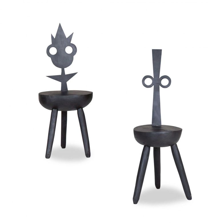 «Little Monsters» entstand nach Entwürfen des rumänischen Holzschnitzers Vasilica Isacescu und der Wiener Designerin Nadja Zerunian. Die Stuhlserie besteht aus sieben dreibeinigen Stühlen, deren Rückseiten jeweils ein abstraktes Gesicht zeigen. Die Stühle sind aus rumänischem Buchenholz gefertigt. PULPOPRODUCTS.COM
