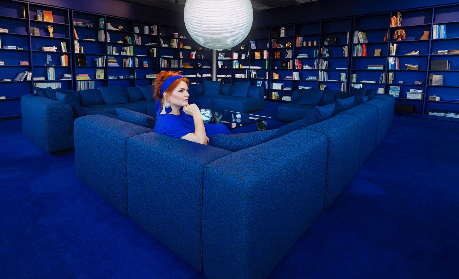 Die Autorin Barbara Mutzbauer taucht in der Bibliothek im On Tower in Zürich ins Blau ein.