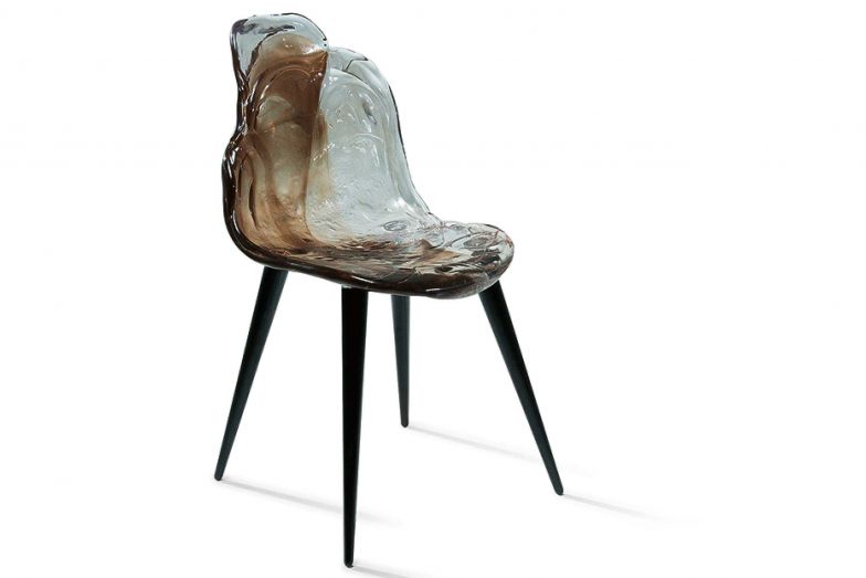 «Gilda B» ist ein Stuhl, dessen extravagante Sitzschale aus Polycarbonat in den warmen Tönen von Tabak, Cognac und Amber schimmert. Für die schräggestellten, spitzen Beine liess sich Designer Jacopo Foggini vom Design der 1950er-Jahre inspirieren. EDRA.COM