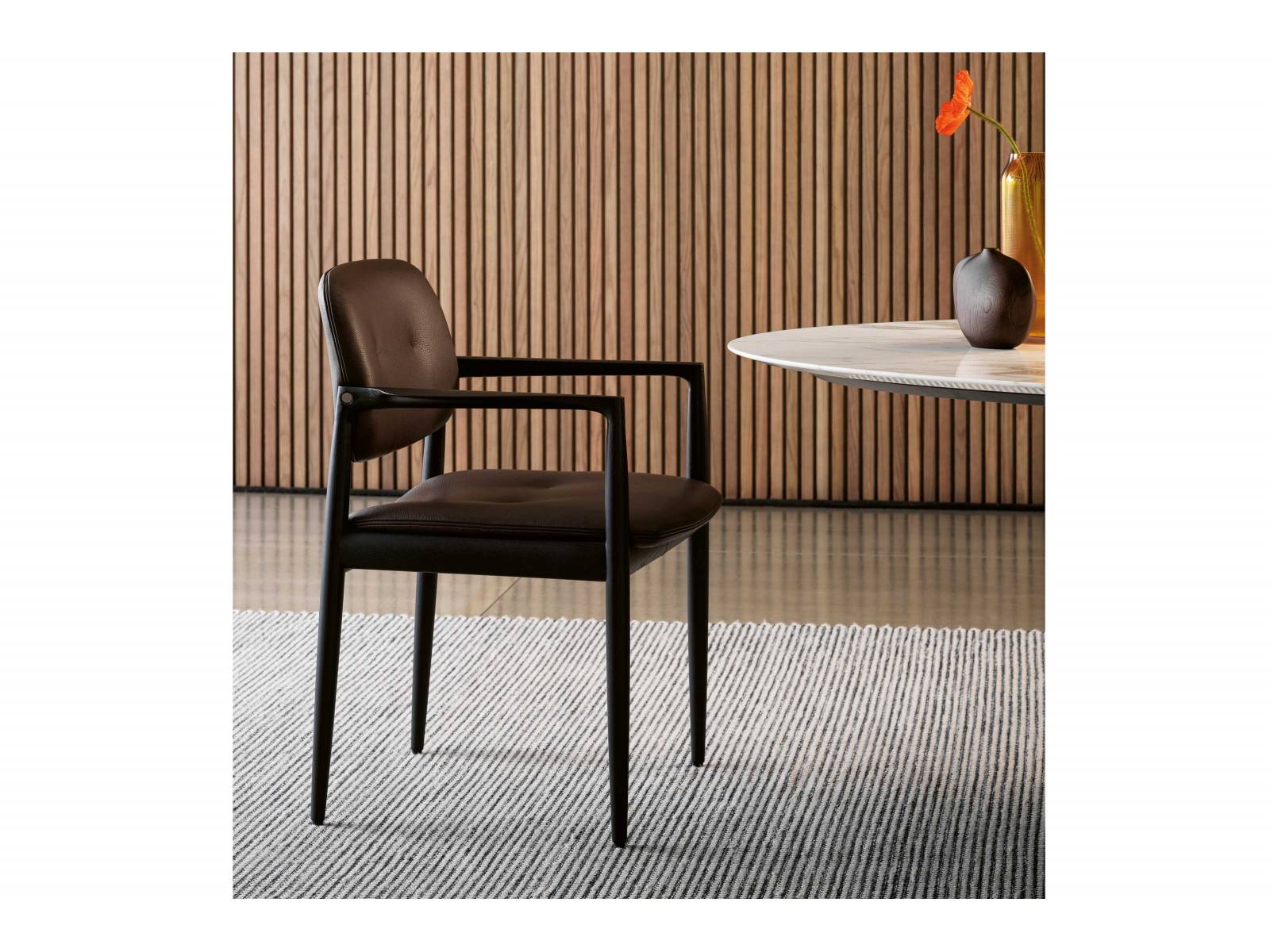 Der japanische Name, die skandinavische Formensprache und das italienische Handwerk machen aus dem Dining Chair «Yoko» ein Möbelstück, das alle drei Kulturen in sich vereint. Design: Inoda + Sveje. MINOTTI.