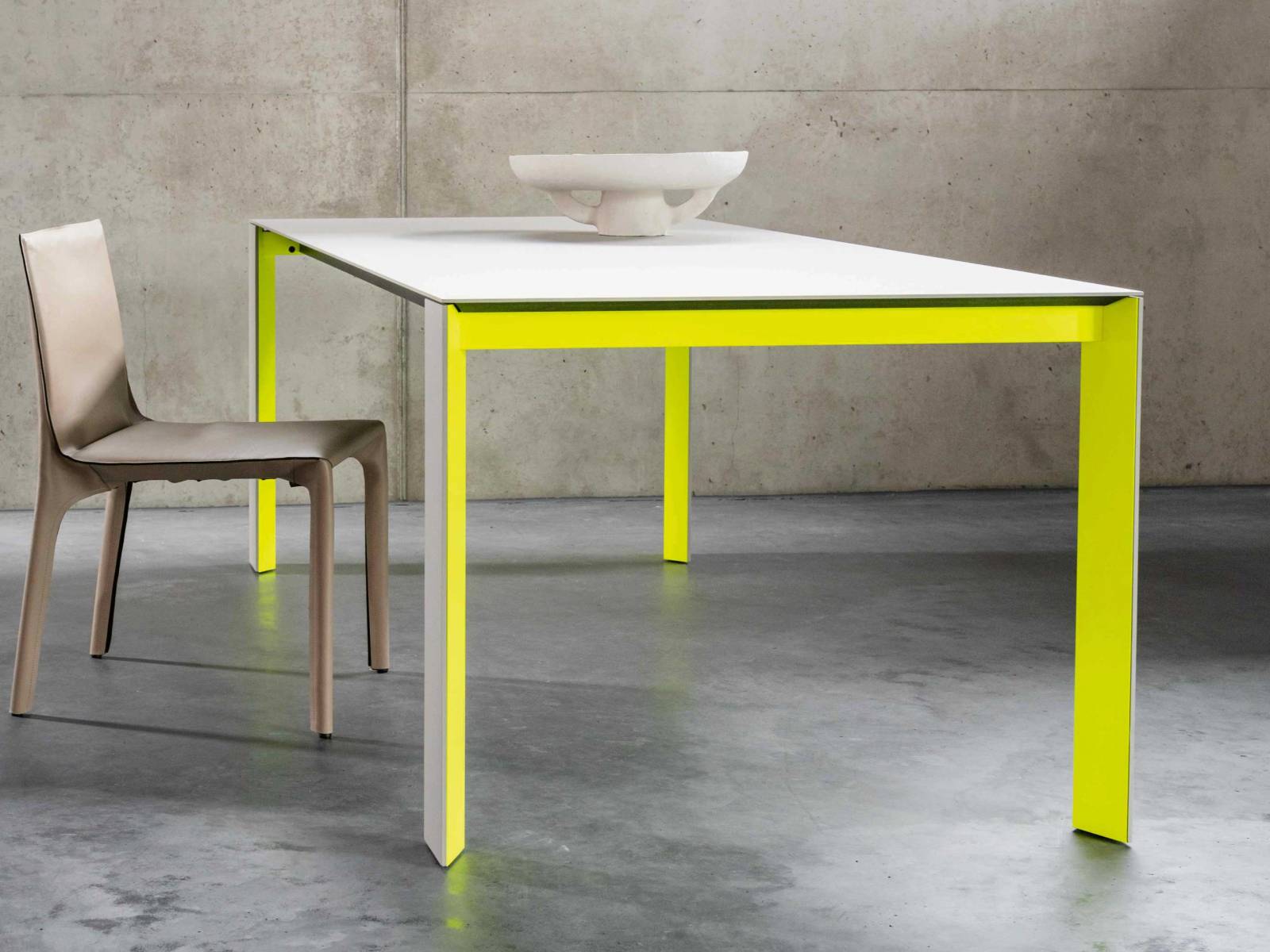 Ein Tisch für Mutige und Farbliebhaber ist «Soma», den man auf Wunsch mit einem farbigen Fussgestell haben kann, wie zum Beispiel in dieser leuchtendgelben Version. KETTNAKER.
