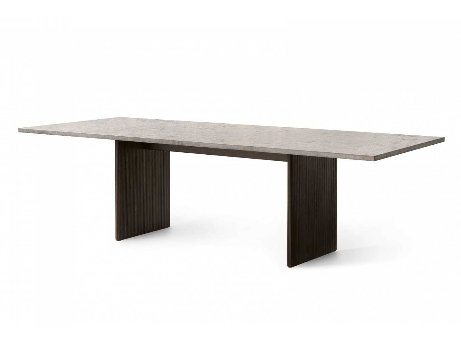 Den Tisch «VIPP496 Cabin Square» gibt es neu mit einer Platte aus Kalkstein, die schön mit dem Untergestell aus lackierter Eiche harmoniert. Gewonnen wird der hellgraue Stein mit Brauntönen im französischen Burgund. VIPP.