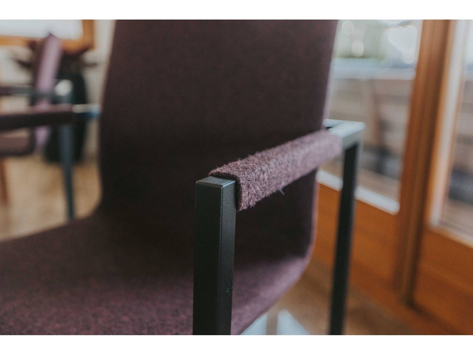 Es sind die absolut geraden Linien, die bezeichnend für das Design von Stuhl «Yoma» sind. Die freischwingende Sitzschale wird durch die miteinander verbundenen Armlehnen und Füsse getragen. SCHREINEREI SPICHER.