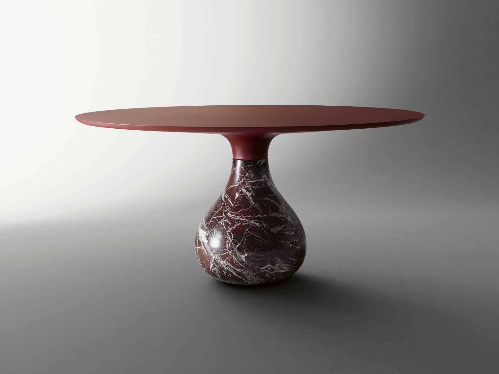 In einer limitierten Edition gibt es den erfolgreichen Tisch «Aqua» nun auch mit einem Sockel aus Rosso Levanto-Marmor, der in Ligurien gewonnen wurde. Die Platte ist aus einem mattroten, samtigen Laminat. Design: Fabrice Berrux. ROCHE BOBOIS.