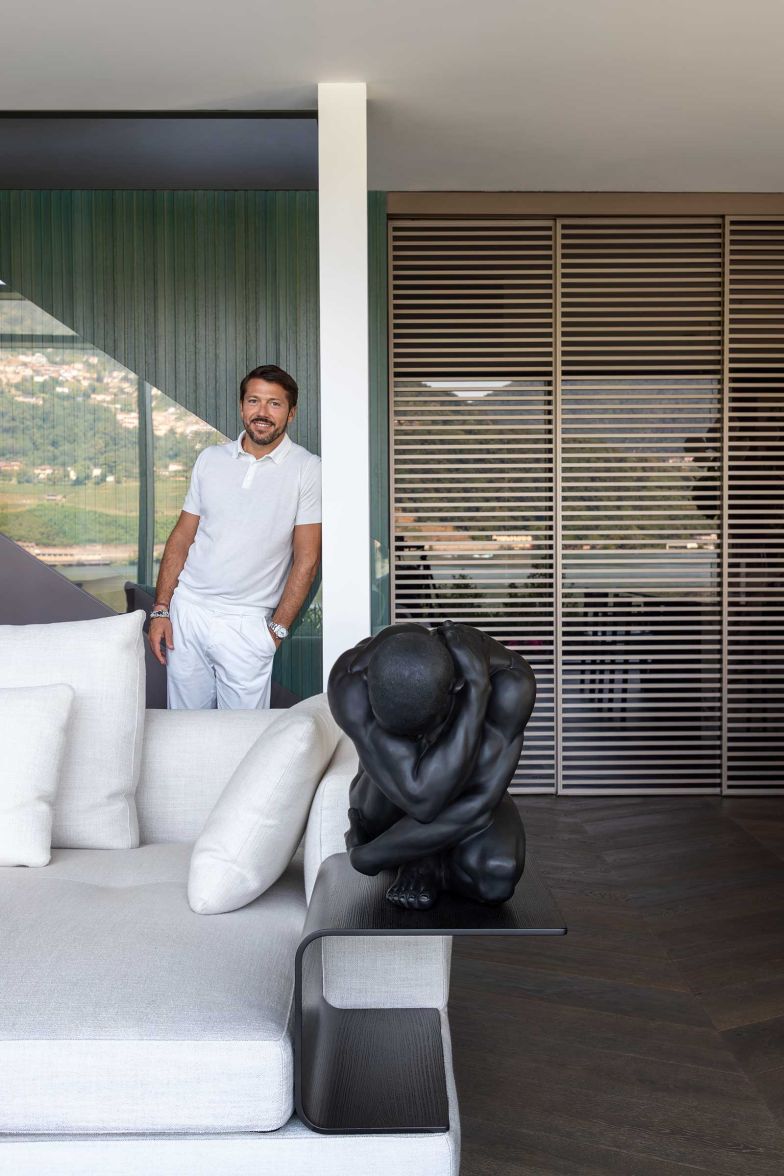 Bereits zum wiederholten Mal vertraute die Bauherrschaft auf die Zusammenarbeit mit Interior Designer Andrea Derudi, der in dieser Villa einmal mehr seine Handschrift zwischen zeitloser Eleganz und massgeschneidertem Wohnkomfort zum Ausdruck bringt.