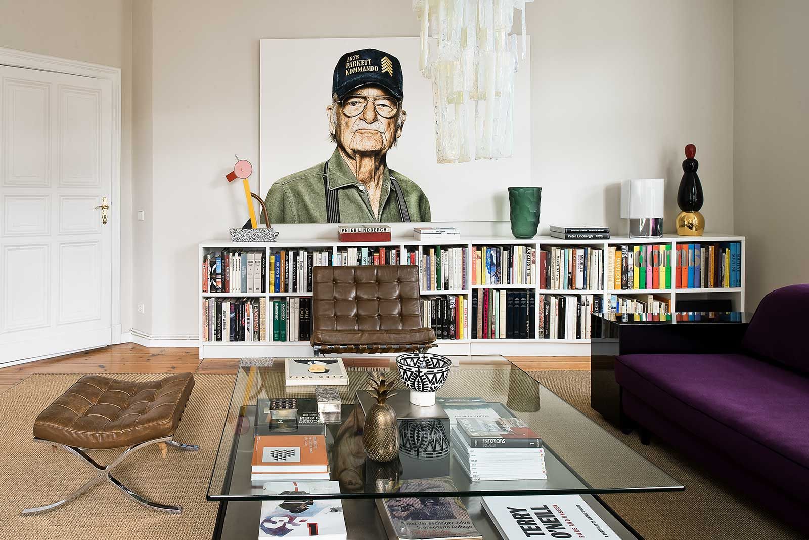 Die Wohnung von Florian von Holstein ist ein Experimentierfeld: Mit welchem Möbel wohnt es sich gut? Wie ergänzen sich die Objekte mit Kunstwerken? Kommt man ihn beim nächsten Mal besuchen, sieht das Wohnzimmer sicher schon wieder anders aus.