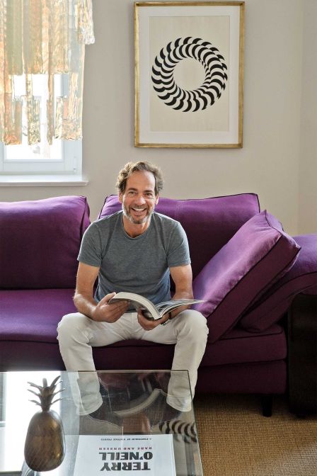 Florian von Holstein, Designspezialist und Inhaber von Space + Chrome, in seiner Berliner Wohnung.