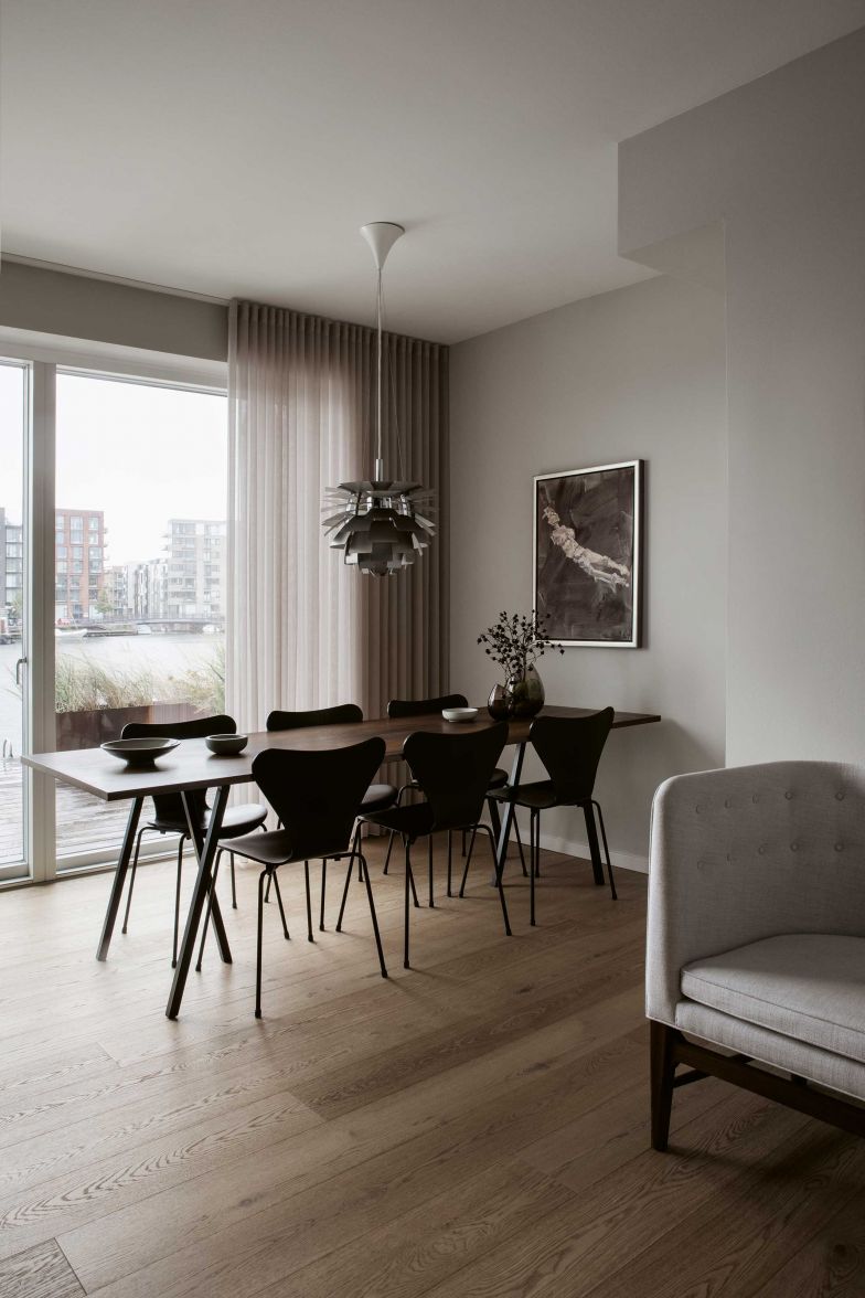 Die Stühle am Esstisch sind bekannte dänische Design-Ikonen, von Arne Jacobsen. Bei der Leuchte handelt es sich um eine «Artichoke» von Poul Henningsen für Louis Poulsen. Das Gemälde an der Wand stammt vom dänischen Künstler Frans Kannik.