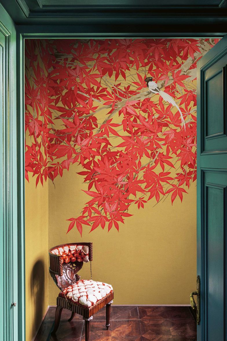 Zugegeben: Tapeten lassen sich nicht auf die Schnelle ändern. Wer aber mutig ist und sich für ein lebendiges, farbenfrohes Sujet entscheidet, setzt schon mal ein Statement im Raum. Die Tapete «Tsukesage» gehört zur «Kimono»-Kollektion und ist inspiriert von Geschichten, Reisen und der Kultur aus Japan. Design: Nicola Bottegal. LONDONART.IT